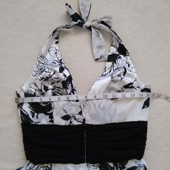 Halter pinup flare floral roses black white dress - Picture 4 of 7